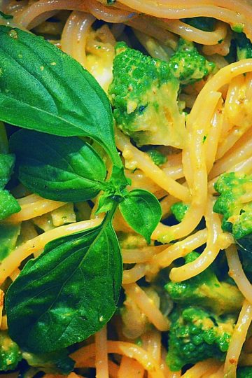 pâtes sphagetti, sauce verte, morceaux de chou romanesco, une feuille de basilic