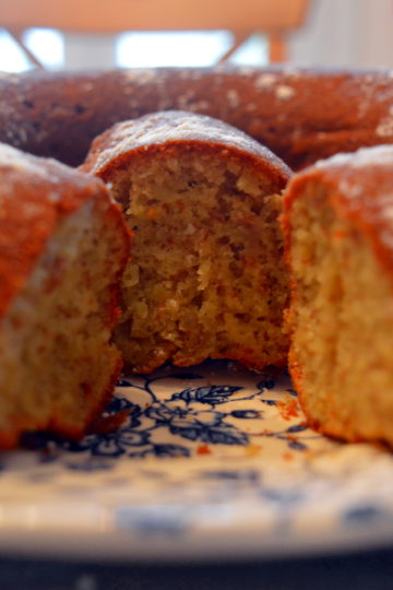 gateau à la banane, dans une forme ronde , un bout coupé et mis à l'interieur