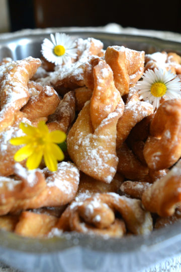 les bougnes dans un saladier, saupoudrés de sucre glace, marguerittes