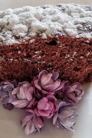 un bout de gateau saupoudré de sucre glace