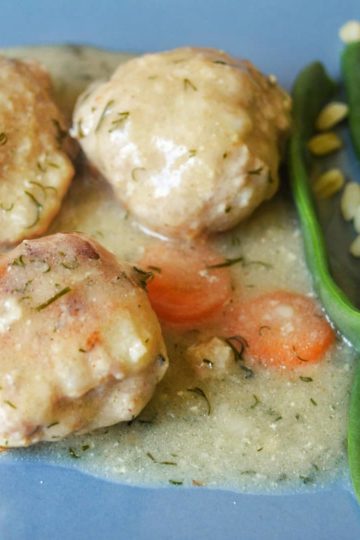 boulettes de viande, sauce aneth, rondelles de carotte, haricots plats