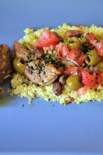 cuisse de poulet au sauce, olives vertes , couscous,