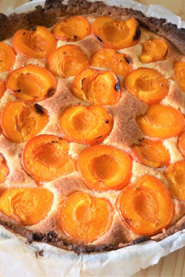 une tarte aux abricots entiere