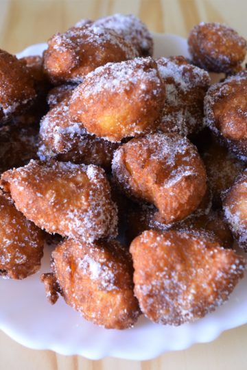 les petits beignets entourés de sucre