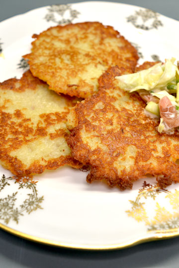 galettes de pommes de terre, placki ziemniaczane, salade de chou